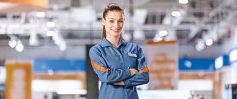 Mitarbeiterin in eine Filiale von melectronics Mitarbeiterin in eine Filiale von melectronics